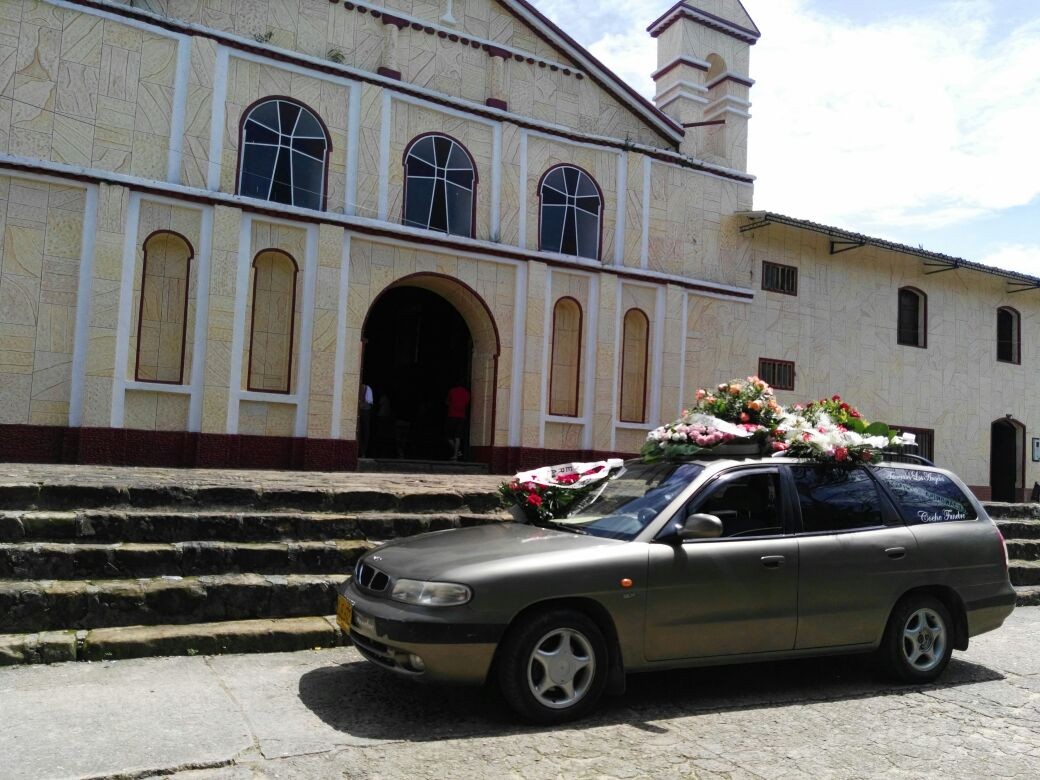 Carroza fúnebre moderna blanca